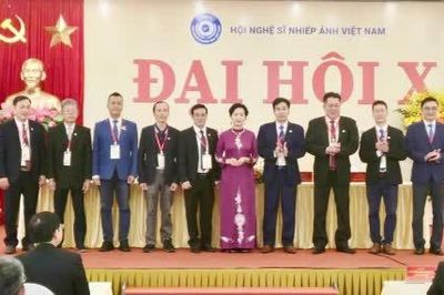 Nghệ sĩ nhiếp ảnh Trần Thị Thu Đông tái đắc cử Chủ tịch Hội Nghệ sĩ Nhiếp ảnh Việt Nam