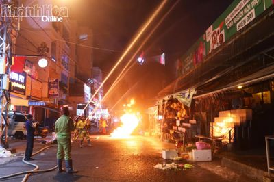 Gần 40 người tham gia thực tập phương án chữa cháy tại chợ Xóm Mới (Nha Trang)