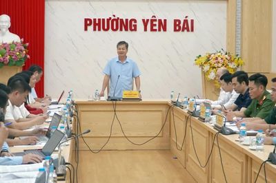 Đồng chí Ngô Hạnh Phúc làm việc với phường Âu Lâu và phường Yên Bái