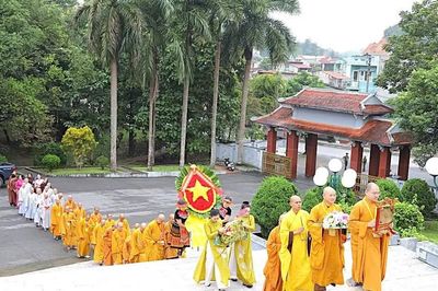 Ban Trị sự Giáo hội Phật giáo Việt Nam tỉnh Lào Cai dâng hương tưởng niệm Chủ tịch Hồ Chí Minh và các anh hùng Liệt sỹ trước thềm Đại hội