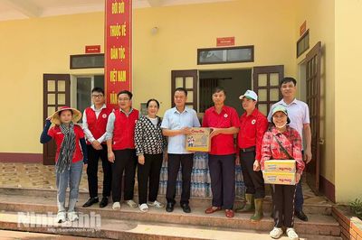 Hỗ trợ nhu yếu phẩm cho người dân bị ảnh hưởng bởi mưa lớn kéo dài tại thôn Ngọc Ba, xã Gia Tường
