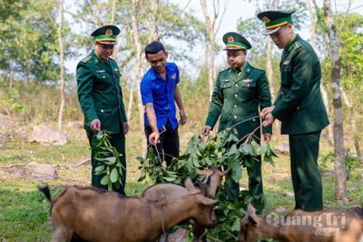 Trao sinh kế cho người dân vùng khó