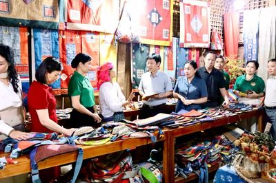 Đoàn công tác Trung ương Hội Nông dân Việt Nam thăm, tặng quà tại xã Lùng Tám
