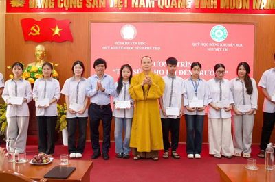 Phú Thọ: Quỹ Học bổng Khuyến học Nguyệt Trí phối hợp trao học bổng 'Tiếp sức cho em đến trường'