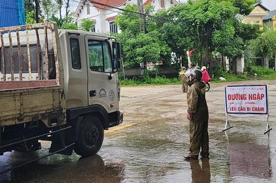 Ninh Bình cấm phương tiện qua đường tỉnh 477 ngập 0,5m do lũ sông Hoàng Long