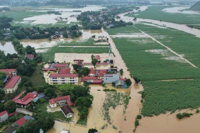 Mưa lớn ở miền Bắc kết thúc, lũ trên các sông vẫn ở mức rất cao