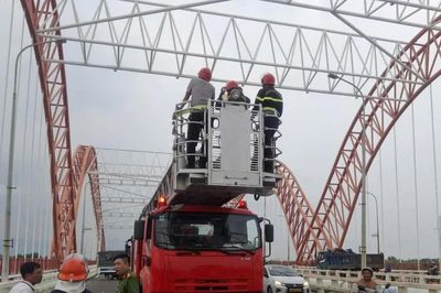 Giải cứu đối tượng 'ngáo đá' leo lên vòm cầu Cỏ May