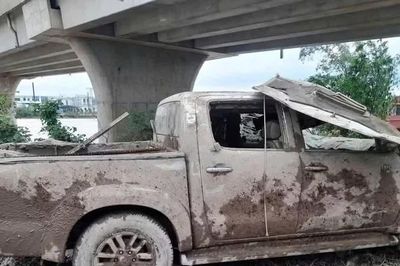 Phát hiện ô tô dưới kênh, bên trong có xương người