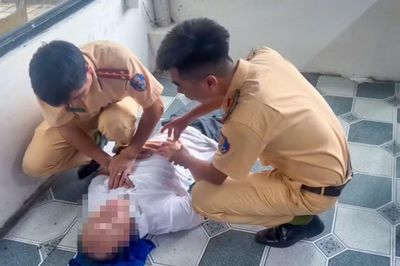 Đang tuần tra, CSGT kịp thời cứu người đột quỵ trong quán ăn