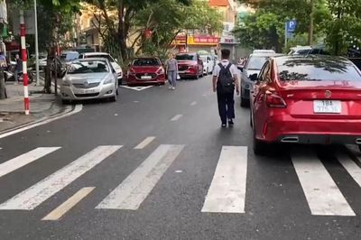 Bãi đỗ xe đẩy học sinh đi bộ xuống lòng đường