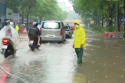 Dầm mưa khắc phục ngập, phân luồng giao thông