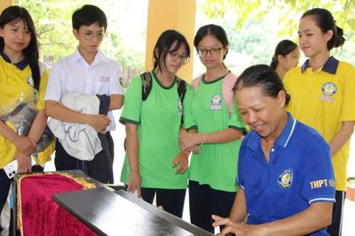Cô lao công chơi đàn piano 'đốn tim' học sinh