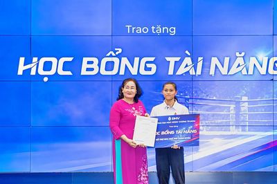 Nữ võ sĩ ba lần giành Huy chương Vàng vô địch Muay thế giới nhận học bổng Trường Đại học Hùng Vương