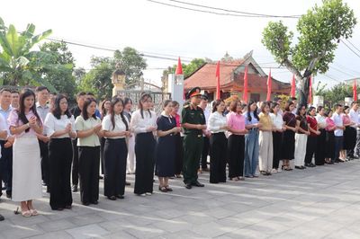 Học viên lớp bồi dưỡng kiến thức QP&AN học tập tại Khu lưu niệm đồng chí Hoàng Đình Giong