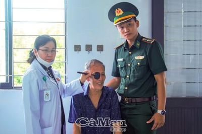 Gần 400 người dân Xã Phan Ngọc Hiển được khám mắt miễn phí