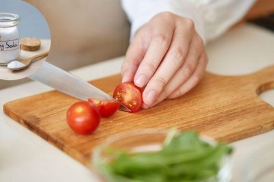 Thớt gỗ dùng lâu ngày dễ bám bẩn: Tham khảo ngay mẹo làm sạch cực đơn giản