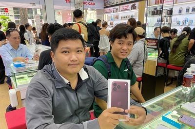 Những khách hàng đầu tiên ở TP.HCM nhận iPhone 18 series
