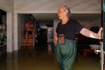 Hà Nội: 5 ngày người dân Tứ Liên sống chật vật trong cảnh ngập lụt