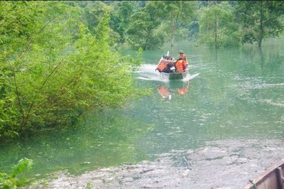 Bản làng bị lũ chia cắt, cán bộ, giáo viên đi đò 2km vào làm nhiệm vụ