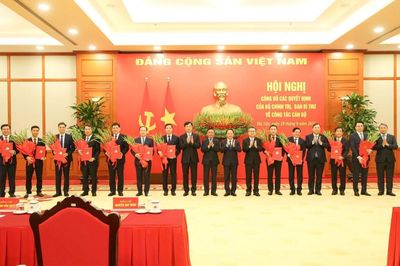 Công bố 12 quyết định của Bộ Chính trị, Ban Bí thư về công tác cán bộ