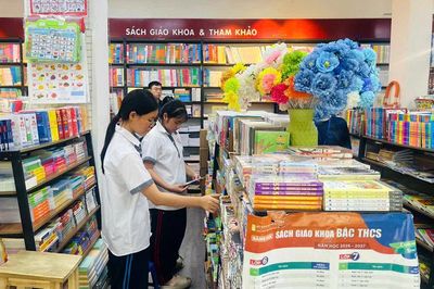Khắc phục tình trạng thiếu cục bộ sách giáo khoa đầu năm học mới: Dự báo sát nhu cầu, chủ động điều tiết nguồn sách