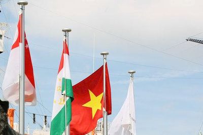 Quốc kỳ Việt Nam tung bay tại Cảng Nagoya trước thềm ASIAD 20