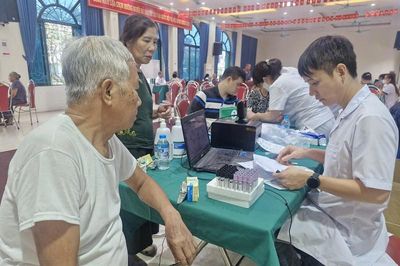 Tăng tốc khám sàng lọc, cập nhật hồ sơ sức khoẻ điện tử cho người dân