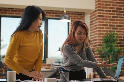 Muốn kiếm tiền và thoát cảnh chật vật, người làm công ăn lương cần thay đổi 3 điều