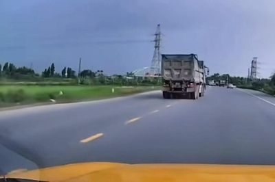 Xi-nhan 'nửa chừng', tài xế xe tải bị phạt và trừ điểm giấy phép lái xe