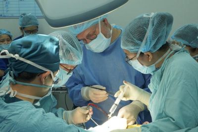 TPHCM lần đầu cấy thành công điện cực thính giác thân não cho trẻ điếc bẩm sinh