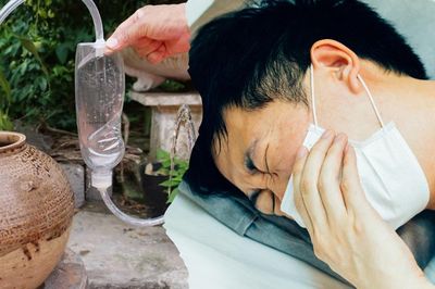 Hút nước từ lu bằng ống thun, người đàn ông nhập viện vì sự cố không ngờ