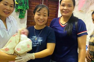 Giữa dòng nước lũ, nữ bác sĩ bò qua mương đến nhà sản phụ đỡ đẻ