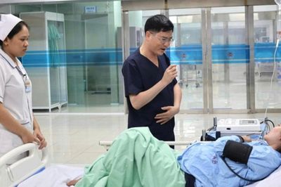 Thai phụ 36 tuần bị rắn đen cắn, bác sĩ mổ lấy thai khẩn cấp