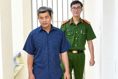 Bắt ông bố livestream 'bênh con gái' làm náo loạn bệnh viện