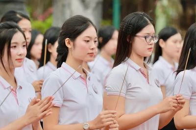 Thí sinh Hoa hậu Việt Nam thành kính tưởng niệm Trạng Trình Nguyễn Bỉnh Khiêm
