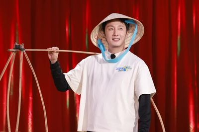 Tài tử Hàn Quốc Jung Il Woo đội nón lá, hóa người bán hàng rong tại Running Man Vietnam 2026