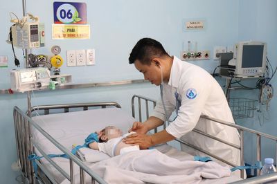 Tay chân miệng bắt đầu tăng tại phía Nam, nhiều trẻ phải thở máy