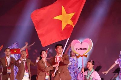 Cầu thủ cao 1,96 m dẫn đầu đoàn Việt Nam ở lễ khai mạc ASIAD 2026
