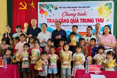 400 suất quà Trung thu đến với thiếu nhi quê hương Anh hùng liệt sĩ Vừ A Dính