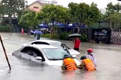 Nghệ An mưa lớn kỷ lục gây ngập sâu, ô tô, xe máy chết máy hàng loạt