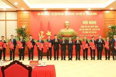 CÔNG BỐ CÁC QUYẾT ĐỊNH CỦA BỘ CHÍNH TRỊ, BAN BÍ THƯ VỀ CÔNG TÁC CÁN BỘ