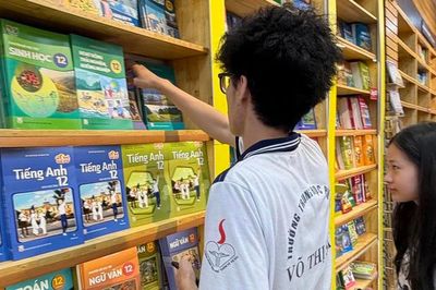 Thủ tướng chỉ đạo huy động tất cả nguồn lực, in ấn, cung ứng đủ sách giáo khoa, báo cáo trước 22/9
