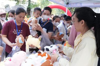 Hơn 2.300 phần quà dành tặng bệnh nhi tại Bệnh viện Nhi Trung ương