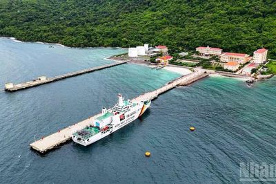 [Ảnh] Trang nghiêm chào cờ tại Đặc khu Côn Đảo