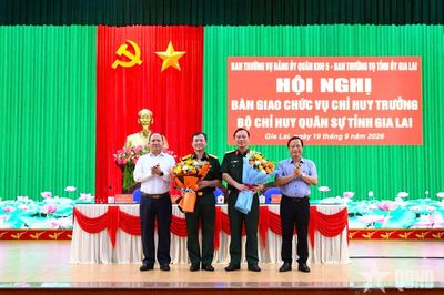 Bàn giao chức vụ Chỉ huy trưởng Bộ CHQS tỉnh Gia Lai