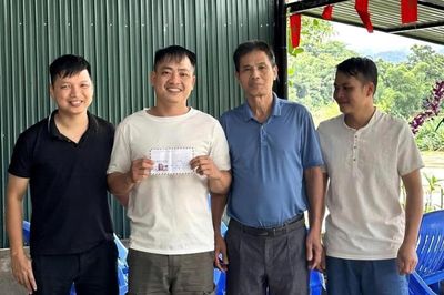 Giây phút dũng cảm lao ra dòng nước dữ cứu người