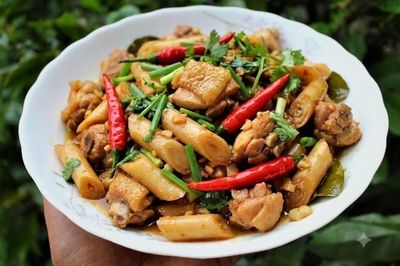 Thưởng thức món Gà nhảy bụi riềng - Thứ vị ngon gây thương nhớ giữa đại ngàn Trường Sơn
