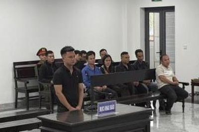 Lãnh án vì 'nói chuyện' bằng dao