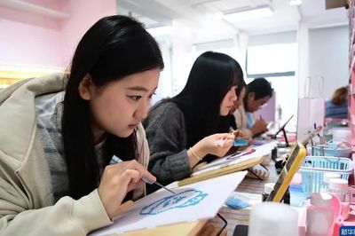'Điều gì' đã khiến thế hệ Gen Z Trung Quốc bỏ điện thoại thông minh xuống?