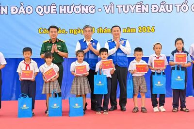 Ấm áp đêm hội 'Trăng thu biên cương' ở Côn Đảo